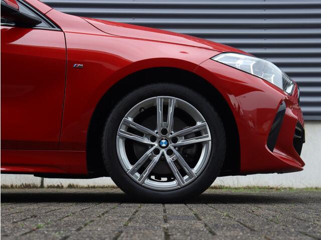 BMW 1-SERIE 5-deurs 118i | Executive | M Sportpakket | Apple Carplay | LED | 17'' LMV