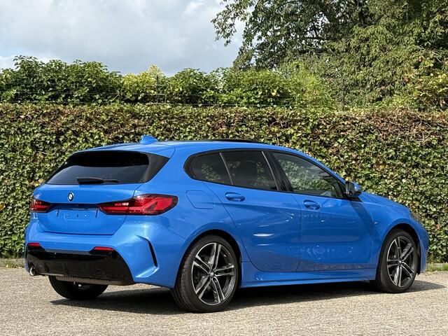 BMW 1-SERIE 118i Exe | M-Sport | Panorama | 18" | Stoelverw. | HiFi | Camera | Getint Glas