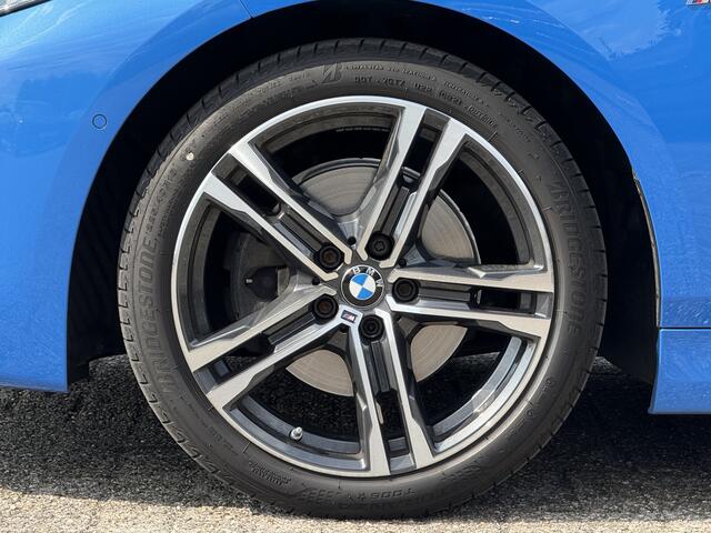 BMW 1-SERIE 118i Exe | M-Sport | Panorama | 18" | Stoelverw. | HiFi | Camera | Getint Glas