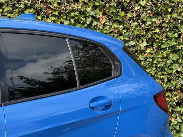 BMW 1-SERIE 118i Exe | M-Sport | Panorama | 18" | Stoelverw. | HiFi | Camera | Getint Glas