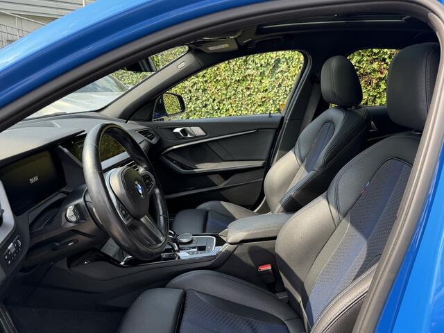 BMW 1-SERIE 118i Exe | M-Sport | Panorama | 18" | Stoelverw. | HiFi | Camera | Getint Glas