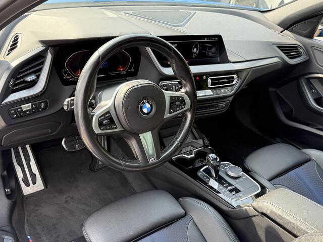 BMW 1-SERIE 118i Exe | M-Sport | Panorama | 18" | Stoelverw. | HiFi | Camera | Getint Glas