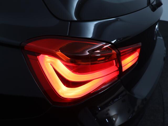 BMW 1-SERIE automaat 118i Corporate Lease Executive navi cruise leer bleutooth led pdc Lmvelg L mooie strake automaat. 4deurs met leer.