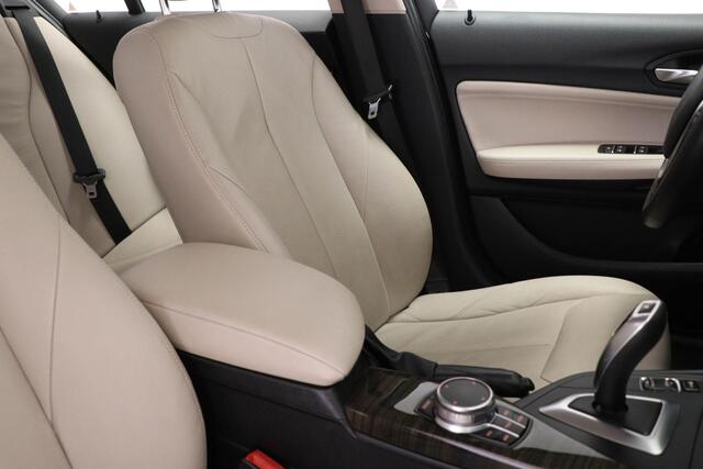 BMW 1-SERIE 118i Corporate Lease High Executive | LEDER | STOELVERWARMING | HOUTAFWERKING | 17"