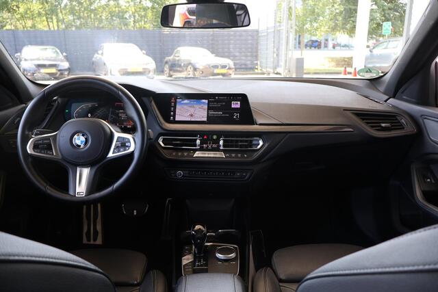 BMW 1-SERIE 5-deurs 118i | Model M Sport | Parking Pack | Panoramadak