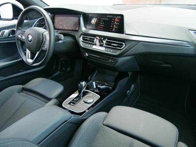 BMW 1-SERIE 118i 141pk Executive Edition Automaat LED / Camera / Sporstoelen