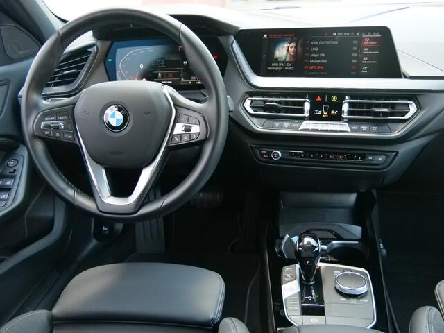 BMW 1-SERIE 118i 141pk Executive Edition Automaat LED / Camera / Sporstoelen