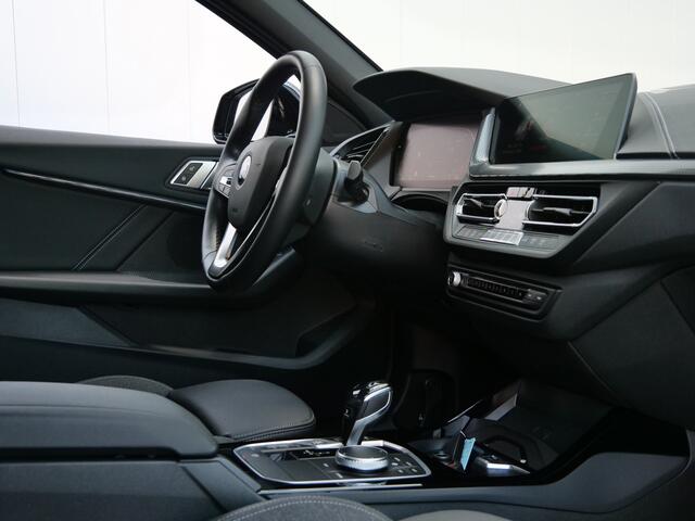 BMW 1-SERIE 118i 141pk Executive Edition Automaat LED / Camera / Sporstoelen
