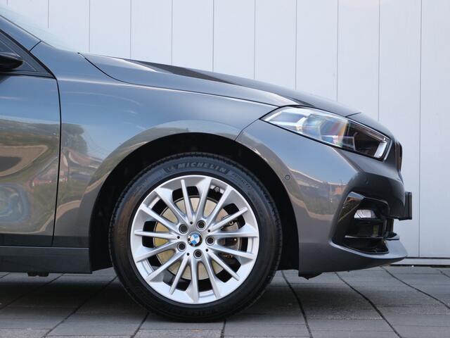 BMW 1-SERIE 118i 141pk Executive Edition Automaat LED / Camera / Sporstoelen
