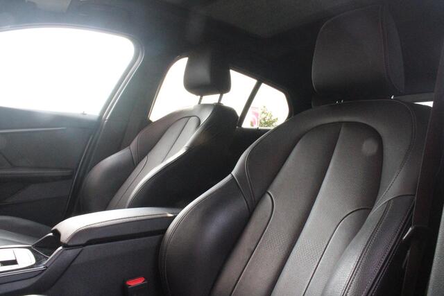 BMW 1-SERIE 118i 136PK INTRODUCTION EDITION M-SPORT | PANORAMISCH SCHUIF/KANTEL DAK | SHADOW LINE PAKKET | SFEER VERLICHTING | LEDEREN BEKLEDING "DAKOTA GEPERFOREERD" | ACHTERUITRIJ CAMERA | PARKEERSENSOREN VOOR EN ACHTER | ALARM | STOEL VERWARMING | DRAADLOZE APPLE 