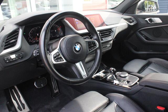 BMW 1-SERIE 118i 136PK INTRODUCTION EDITION M-SPORT | PANORAMISCH SCHUIF/KANTEL DAK | SHADOW LINE PAKKET | SFEER VERLICHTING | LEDEREN BEKLEDING "DAKOTA GEPERFOREERD" | ACHTERUITRIJ CAMERA | PARKEERSENSOREN VOOR EN ACHTER | ALARM | STOEL VERWARMING | DRAADLOZE APPLE 