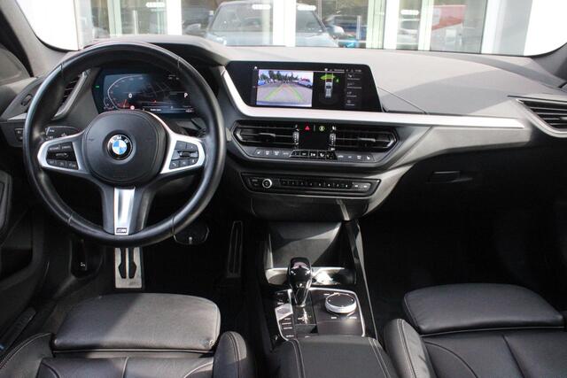 BMW 1-SERIE 118i 136PK INTRODUCTION EDITION M-SPORT | PANORAMISCH SCHUIF/KANTEL DAK | SHADOW LINE PAKKET | SFEER VERLICHTING | LEDEREN BEKLEDING "DAKOTA GEPERFOREERD" | ACHTERUITRIJ CAMERA | PARKEERSENSOREN VOOR EN ACHTER | ALARM | STOEL VERWARMING | DRAADLOZE APPLE 