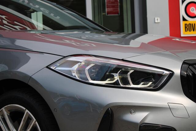 BMW 1-SERIE 118i 136PK INTRODUCTION EDITION M-SPORT | PANORAMISCH SCHUIF/KANTEL DAK | SHADOW LINE PAKKET | SFEER VERLICHTING | LEDEREN BEKLEDING "DAKOTA GEPERFOREERD" | ACHTERUITRIJ CAMERA | PARKEERSENSOREN VOOR EN ACHTER | ALARM | STOEL VERWARMING | DRAADLOZE APPLE 