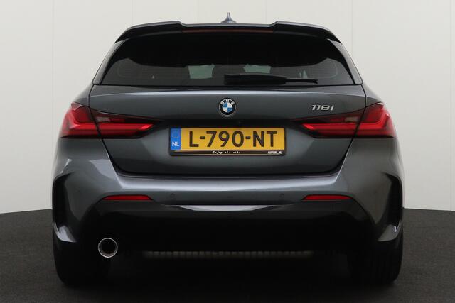 BMW 1-SERIE 118i 136 PK Aut. M-Sport Lederen Sportoelen Camera 18' LMV Dodehoek