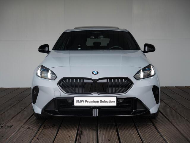 BMW 1-SERIE 120 | M Sportpakket Pro | Premium Pack | Verwarmd Stuurwiel | Comfort Access | Achteruitrijcamera | Panoramadak | Isofix | Stoelverwarming | Harman-Kardon | Parking Assistant | 19''