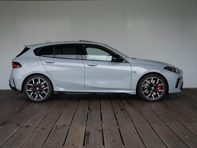 BMW 1-SERIE 120 | M Sportpakket Pro | Premium Pack | Verwarmd Stuurwiel | Comfort Access | Achteruitrijcamera | Panoramadak | Isofix | Stoelverwarming | Harman-Kardon | Parking Assistant | 19''