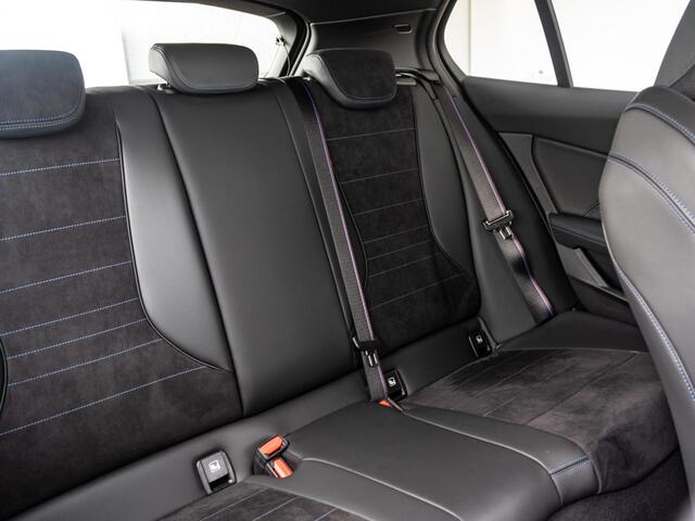 BMW 1-SERIE 120 | M Sportpakket Pro | Premium Pack | Verwarmd Stuurwiel | Comfort Access | Achteruitrijcamera | Panoramadak | Isofix | Stoelverwarming | Harman-Kardon | Parking Assistant | 19''