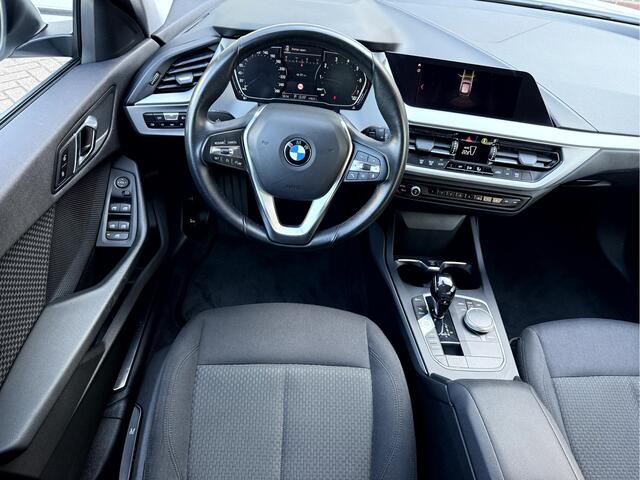 BMW 1-SERIE 118i 140pk Automaat 19''Lmv, Navi,