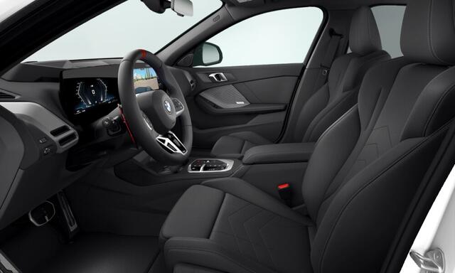 BMW 1-SERIE M135 xDrive - Pano - Trekhaak - Head-Up - Harman Kadon - Driving Ass