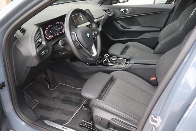 BMW 1-SERIE 118i Introduction Edition NL-Auto!! Pano I Stoelverwarming I Sfeerverlichting