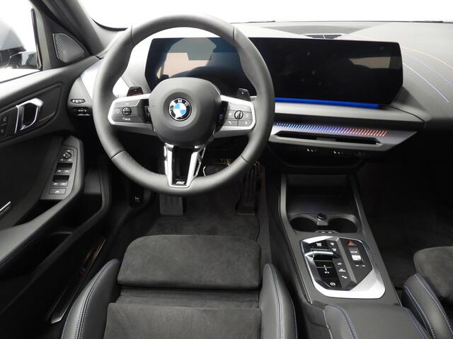 BMW 1-SERIE 120 M-Sportpakket / Panoramadak / Sportstoelen / Harman-Kardon / Park assist / Alu wielen 18 inch