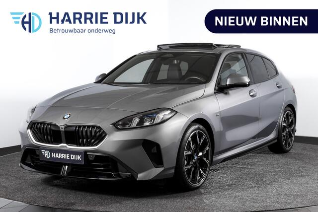 BMW 1-SERIE 120 M Sport - Automaat | Innovation Pack | Premium Pack | S/K-Panodak | Dig. Cockpit | Adapt. Cruise | Stoel+-Stuurverw. | 360 Camera | NAV + App. Connect | Harman\Kardon | Head-Up | LM 19" | Afn. trekhaak | 1481