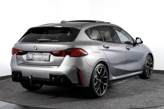 BMW 1-SERIE 120 M Sport - Automaat | Innovation Pack | Premium Pack | S/K-Panodak | Dig. Cockpit | Adapt. Cruise | Stoel+-Stuurverw. | 360 Camera | NAV + App. Connect | Harman\Kardon | Head-Up | LM 19" | Afn. trekhaak | 1481