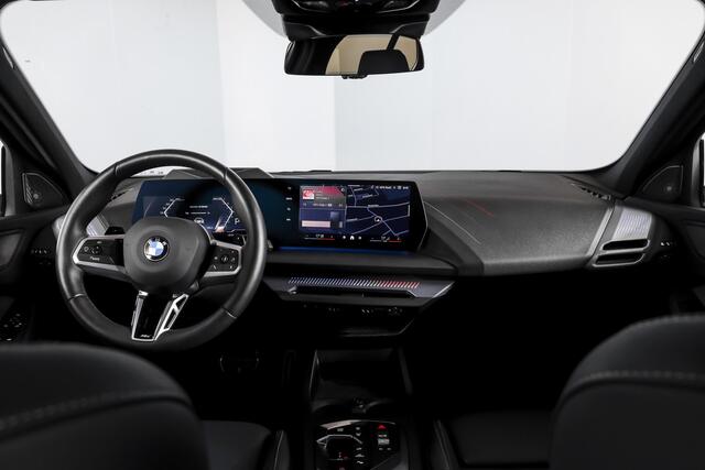 BMW 1-SERIE 120 M Sport - Automaat | Innovation Pack | Premium Pack | S/K-Panodak | Dig. Cockpit | Adapt. Cruise | Stoel+-Stuurverw. | 360 Camera | NAV + App. Connect | Harman\Kardon | Head-Up | LM 19" | Afn. trekhaak | 1481