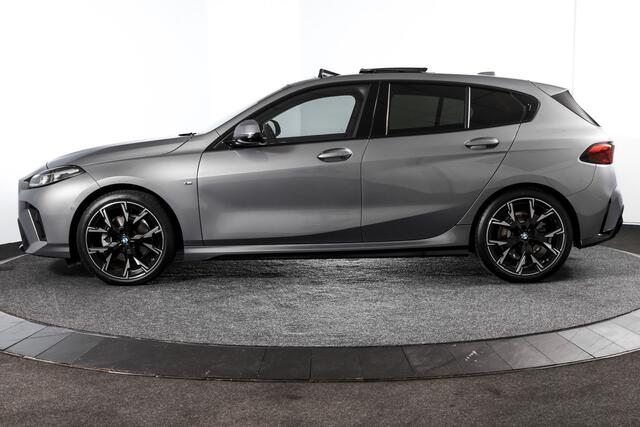BMW 1-SERIE 120 M Sport - Automaat | Innovation Pack | Premium Pack | S/K-Panodak | Dig. Cockpit | Adapt. Cruise | Stoel+-Stuurverw. | 360 Camera | NAV + App. Connect | Harman\Kardon | Head-Up | LM 19" | Afn. trekhaak | 1481