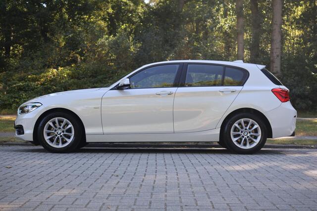 BMW 1-SERIE 118i Corporate Lease Executive Sportline, LED, Hydro-besturing, Cruise Control, DAB, Lichtpakket, Navigatie, Automatische Airco, Nederlands, etc.