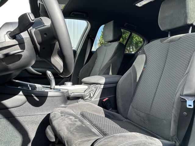 BMW 1-SERIE 118i High Executive M-Sport Apple CarPlay | Cruise Control | LED Koplampen | Navigatie