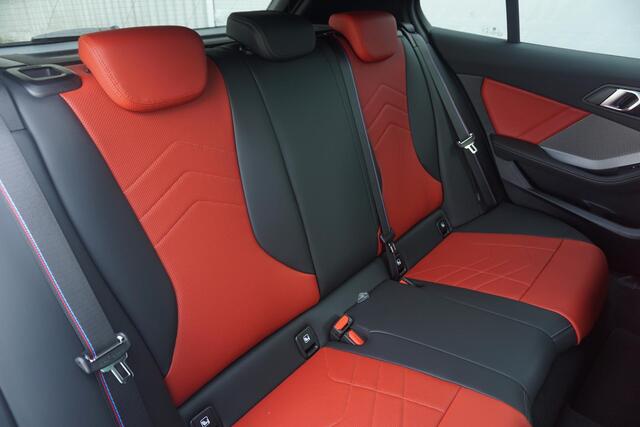 BMW 1-SERIE 5-deurs 120 M Sportpakket Pro 19'' / Harman Kardon / Panoramadak / Comfort Acces