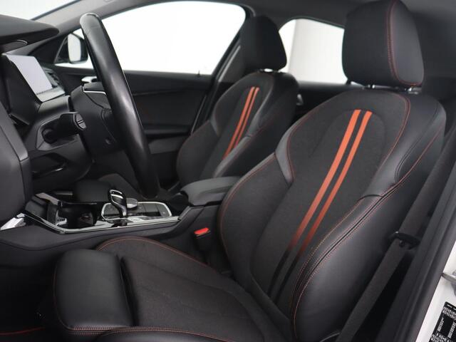 BMW 1-SERIE 118i High Executive | Sport line | Automaat | Carplay | Navigatie | DAB | Sfeerverlichting | Stoelverwarming | Climate controle | Cruise control | Half Leder