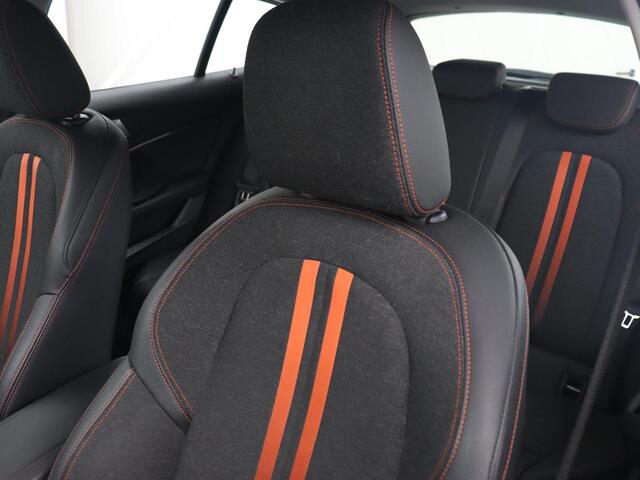 BMW 1-SERIE 118i High Executive | Sport line | Automaat | Carplay | Navigatie | DAB | Sfeerverlichting | Stoelverwarming | Climate controle | Cruise control | Half Leder