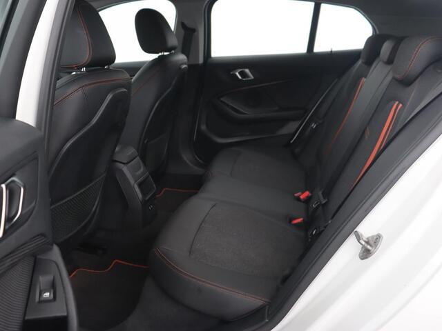 BMW 1-SERIE 118i High Executive | Sport line | Automaat | Carplay | Navigatie | DAB | Sfeerverlichting | Stoelverwarming | Climate controle | Cruise control | Half Leder
