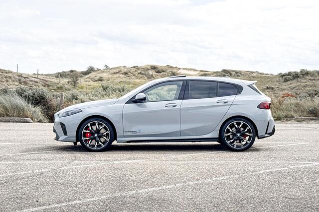 BMW 1-SERIE 120 M Sport Design Edition | M Sport | Glazen Panoramadak | Harman Kardon | Comfort Access |