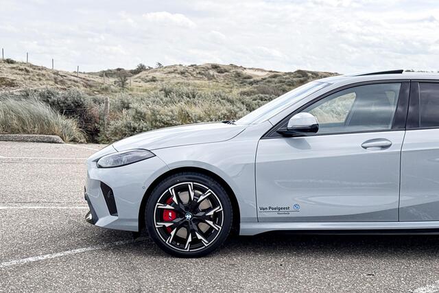 BMW 1-SERIE 120 M Sport Design Edition | M Sport | Glazen Panoramadak | Harman Kardon | Comfort Access |