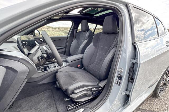 BMW 1-SERIE 120 M Sport Design Edition | M Sport | Glazen Panoramadak | Harman Kardon | Comfort Access |