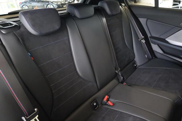 BMW 1-SERIE 120 M Sportpakket Pro | Head Up Display | Harman Kardon Audio | Iconic Glow nierengrille