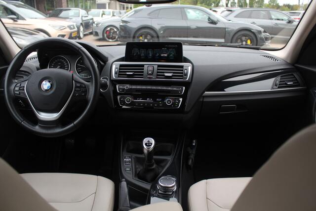 BMW 1-SERIE 116i Centennial High Exe. / Dealer onderhouden / Leder / Navigatie / Parkeerhulp V+A / 16'' / Stoelverwarming / Cruise Control