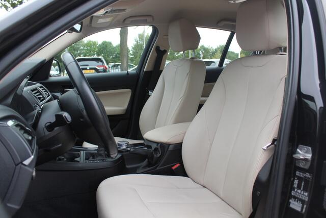 BMW 1-SERIE 116i Centennial High Exe. / Dealer onderhouden / Leder / Navigatie / Parkeerhulp V+A / 16'' / Stoelverwarming / Cruise Control