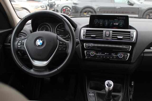 BMW 1-SERIE 116i Centennial High Exe. / Dealer onderhouden / Leder / Navigatie / Parkeerhulp V+A / 16'' / Stoelverwarming / Cruise Control