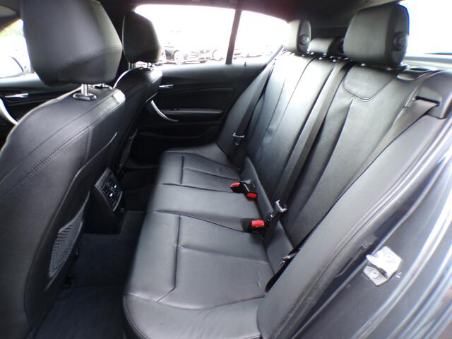 BMW 1-SERIE 118i M Sport Edition, Automaat / Camera + Sensoren / Stoelverwarming / Full LED / Navigatie / 18'' LMV