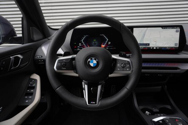BMW 1-SERIE 5-deurs 120 M Sportpakket | Harman Kardon | Elektr. Achterklap | Draadloze Lader | Comfort Acces | Verwarmd Stuur | Verwarmde Voorstoelen