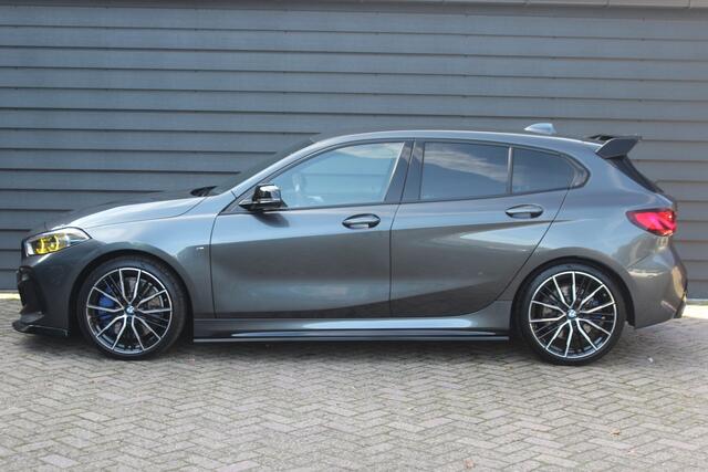 BMW 1-SERIE M135i xDrive - 306 PK - PERFORMANCE UITLAAT - HEAD UP - CARPLAY - 19 INCH -