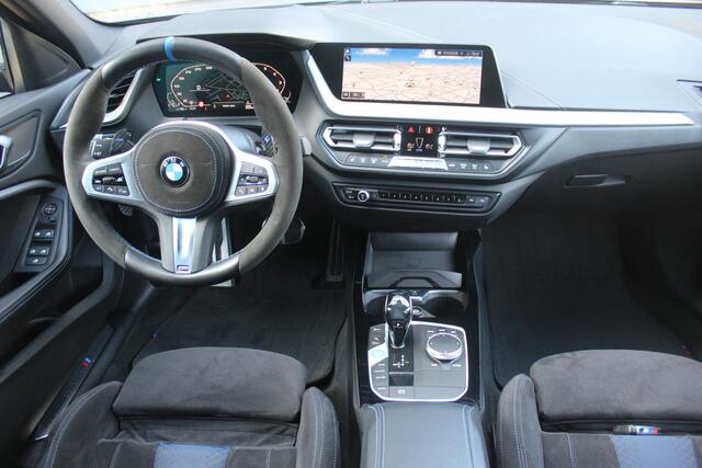 BMW 1-SERIE M135i xDrive - 306 PK - PERFORMANCE UITLAAT - HEAD UP - CARPLAY - 19 INCH -