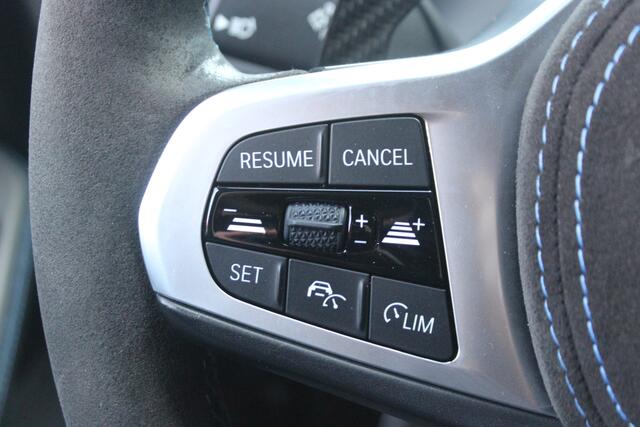 BMW 1-SERIE M135i xDrive - 306 PK - PERFORMANCE UITLAAT - HEAD UP - CARPLAY - 19 INCH -