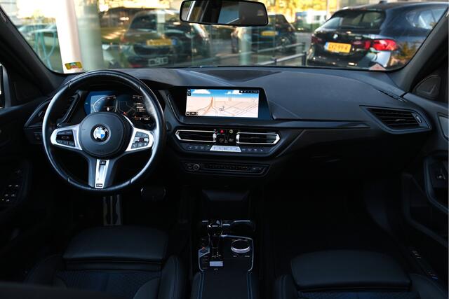 BMW 1-SERIE 118i High Executive M Sport Automaat / Trekhaak / Panoramadak / Stoelverwarming / Stuurverwarming / Adaptieve LED / HiFi Audio / Sportstoelen / 18" LMV