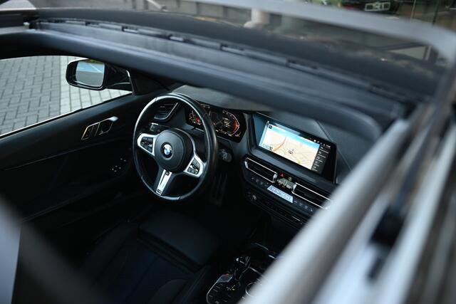 BMW 1-SERIE 118i High Executive M Sport Automaat / Trekhaak / Panoramadak / Stoelverwarming / Stuurverwarming / Adaptieve LED / HiFi Audio / Sportstoelen / 18" LMV