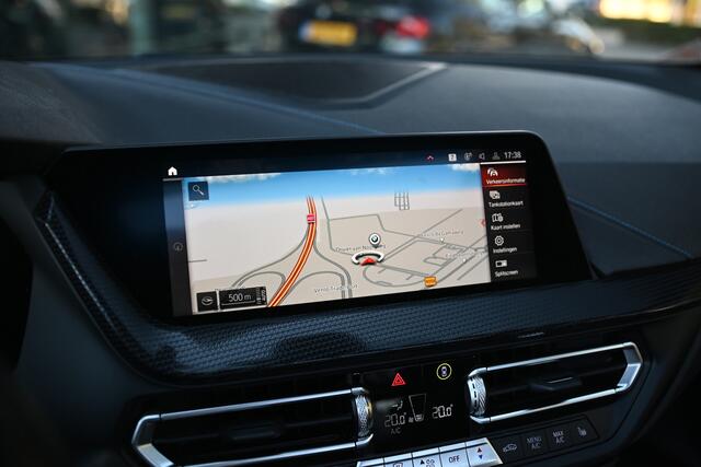 BMW 1-SERIE 118i High Executive M Sport Automaat / Trekhaak / Panoramadak / Stoelverwarming / Stuurverwarming / Adaptieve LED / HiFi Audio / Sportstoelen / 18" LMV